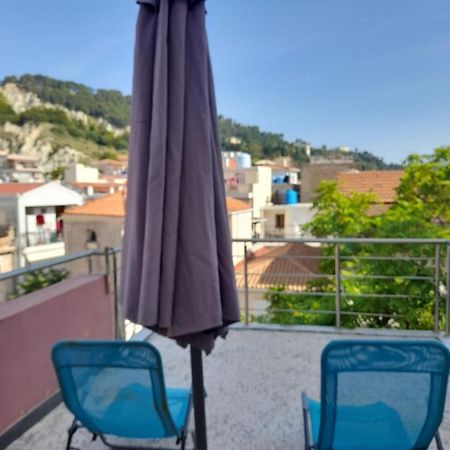 Bright Top Floor Apartment! ไซคิย์นธอสทาวน์ ภายนอก รูปภาพ