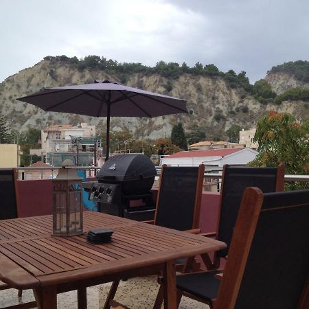 Bright Top Floor Apartment! ไซคิย์นธอสทาวน์ ภายนอก รูปภาพ