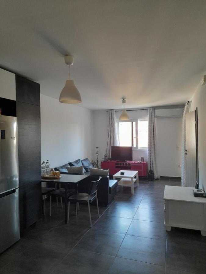 Bright Top Floor Apartment! ไซคิย์นธอสทาวน์ ภายนอก รูปภาพ