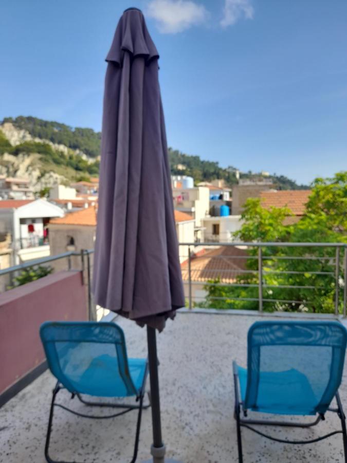 Bright Top Floor Apartment! ไซคิย์นธอสทาวน์ ภายนอก รูปภาพ