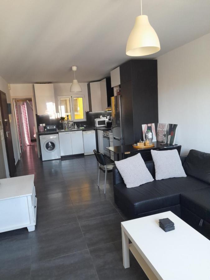 Bright Top Floor Apartment! ไซคิย์นธอสทาวน์ ภายนอก รูปภาพ