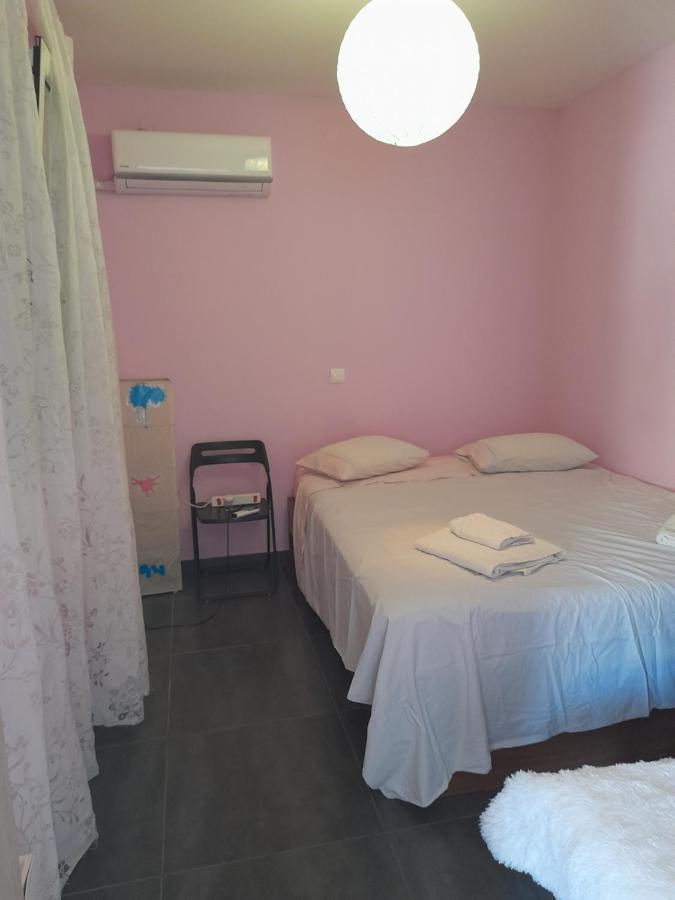 Bright Top Floor Apartment! ไซคิย์นธอสทาวน์ ภายนอก รูปภาพ