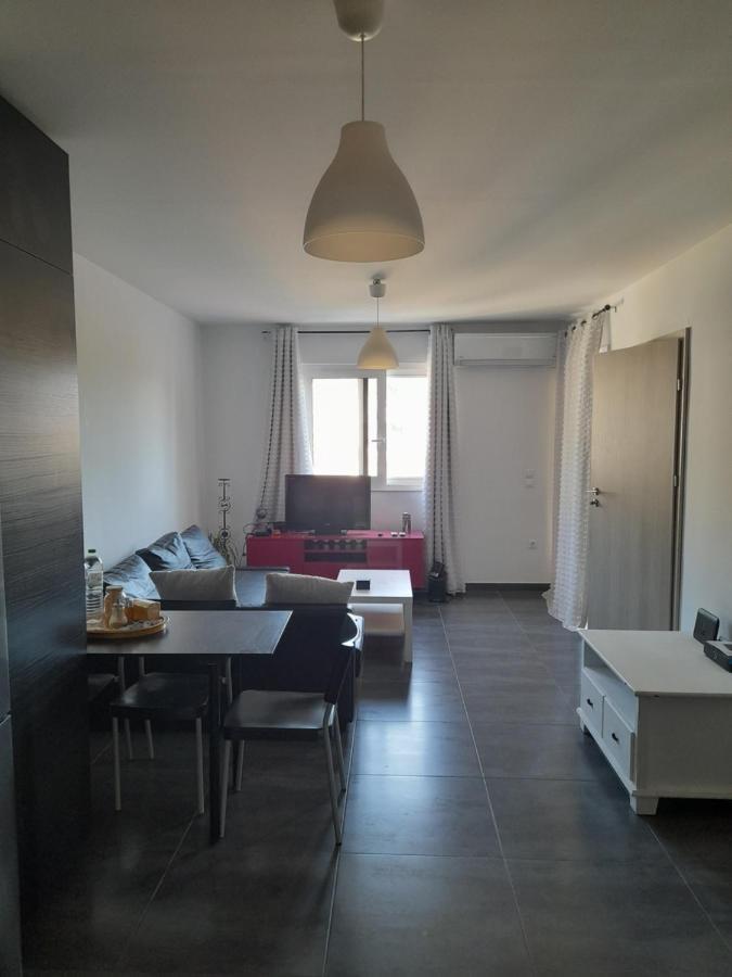 Bright Top Floor Apartment! ไซคิย์นธอสทาวน์ ภายนอก รูปภาพ