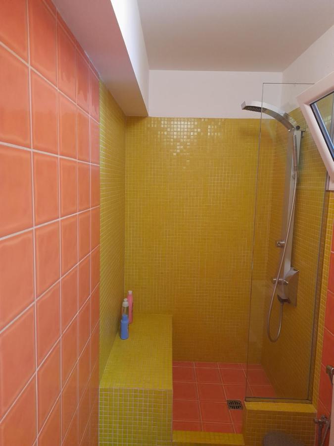 Bright Top Floor Apartment! ไซคิย์นธอสทาวน์ ภายนอก รูปภาพ